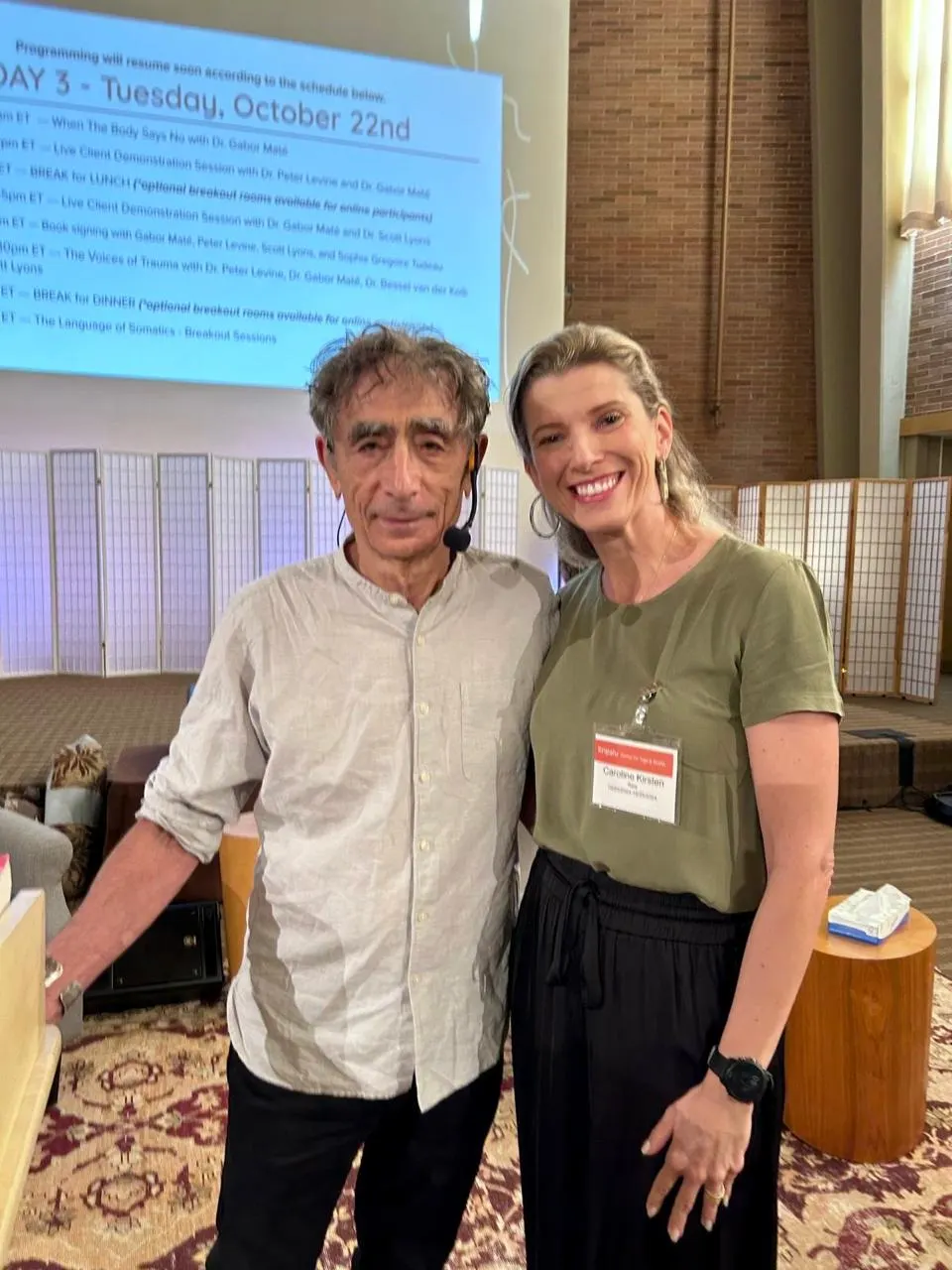 Carol Kirsten ao lado do Dr. Gabor Maté durante treinamento internacional em trauma