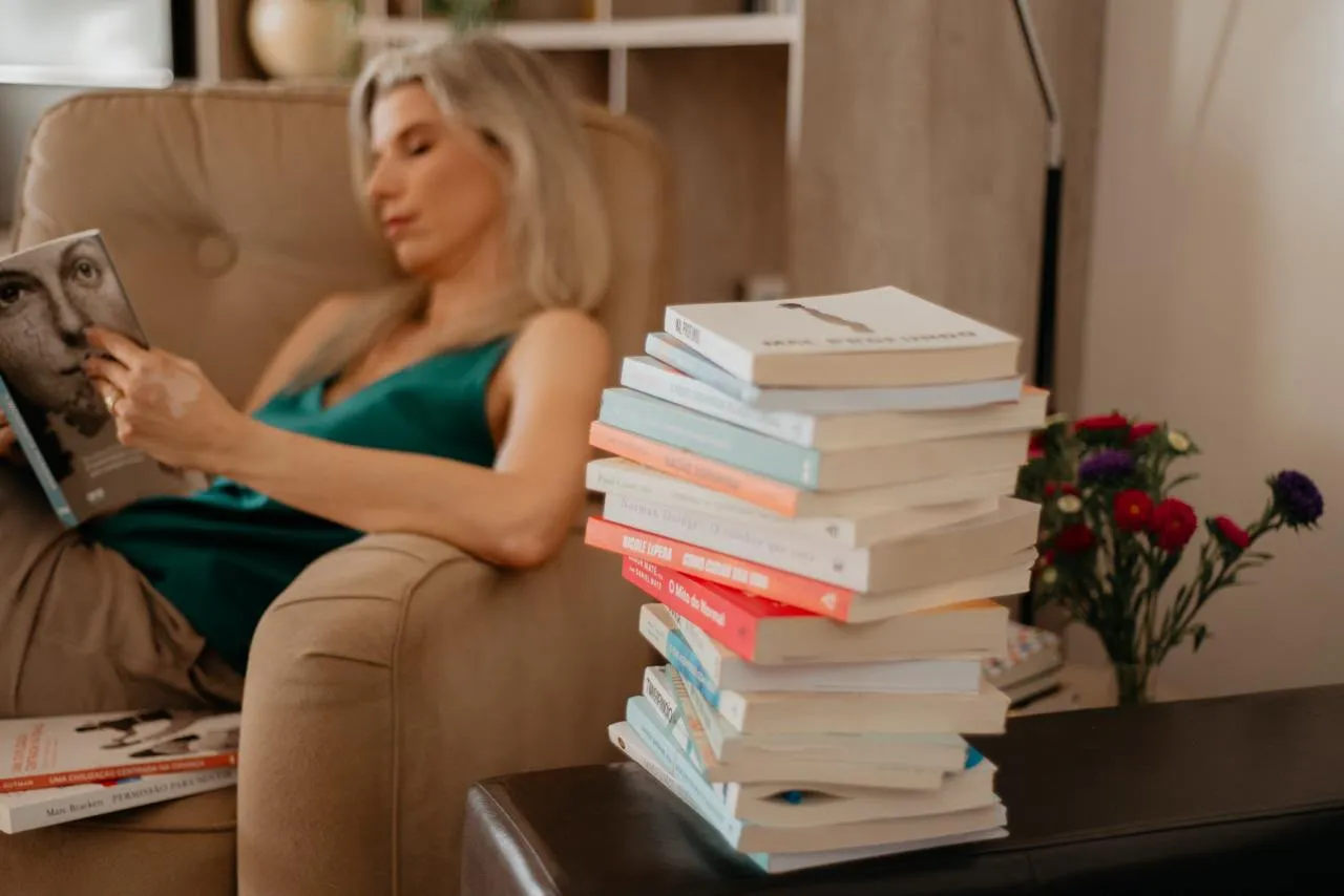 Caroline Kirsten Reis lendo em um ambiente acolhedor